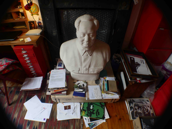eyemagazine's tweet photo. ‘Exploring David King’s house: photographs by Kaiya Waerea’, https://t.co/uAn0hHdDrq ‘The 130 or so pictures are notable for the intimacy of their gaze,’ writes Rick Poynor. ‘Everything is as he [King] left it.’ #davidking #visualhistory #Eye91 #photography https://t.co/ZkVmMc4REV