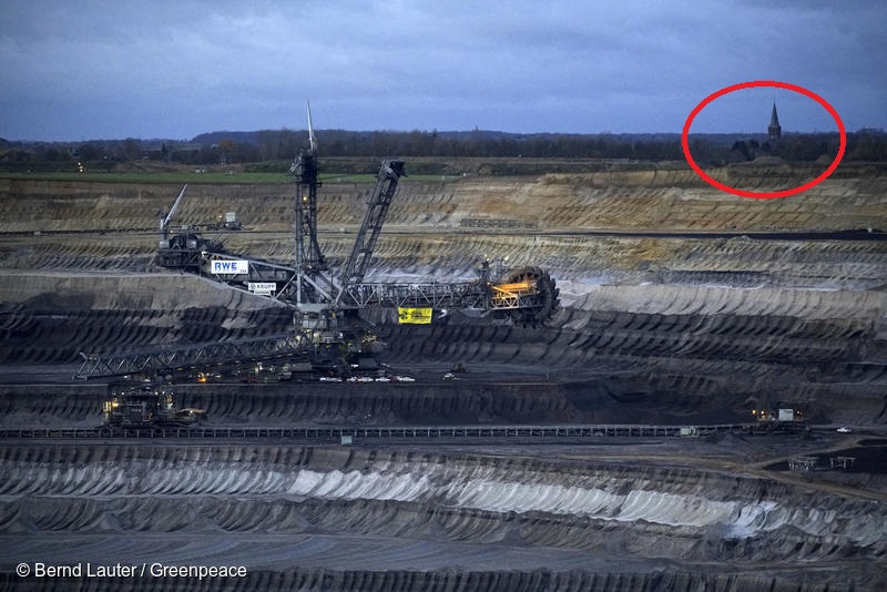 Künftig soll in NRW ein #Mindestabstand von 1000 Metern zwischen Windrad und Dorf gelten. Für die klimaschädliche Kohle direkt an Dörfer heranzubaggern oder sie gleich komplett platt zu machen, geht aber klar. #Energiewende à la <a href="/ArminLaschet/">Armin Laschet</a> und <a href="/CDU/">CDU Deutschlands</a>🤦‍♀️ #AlleDörferBleiben