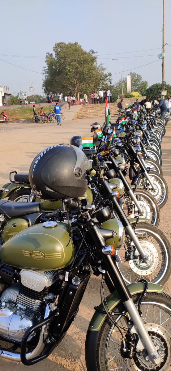 Jdcjawa's tweet photo. Thats an intense and a much needed ride on the 72nd republic day that honours DEMOCRACY &amp; FREEDOM. @Jdcjawa did it in style and with a CAUSE. We boys always rock.
Most importantly we call this a disciplined ride and well coordinated.

@jawamotorcycles @reach_anupam @Madhu30543537 https://t.co/6sF3rVhul9