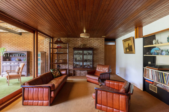 Looking for a time capsule? This 1960s Ivor Shipley modern house in Horsham, West Sussex hasn’t changed in decades. If at all. Just wait until you see the kitchen and bathrooms. bit.ly/3a2GtJn
