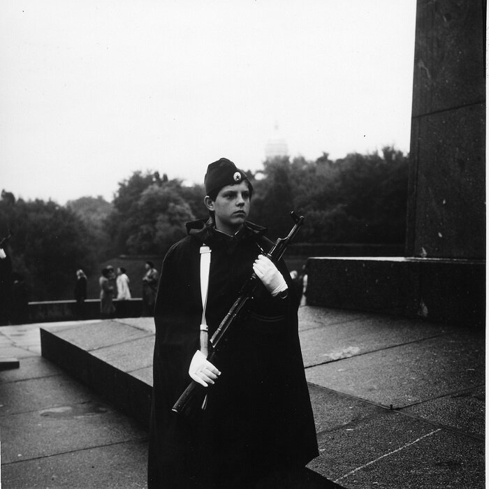 HistoryFoto's tweet image. В почетном карауле у мемориала. Москва. СССР. 1970-е.