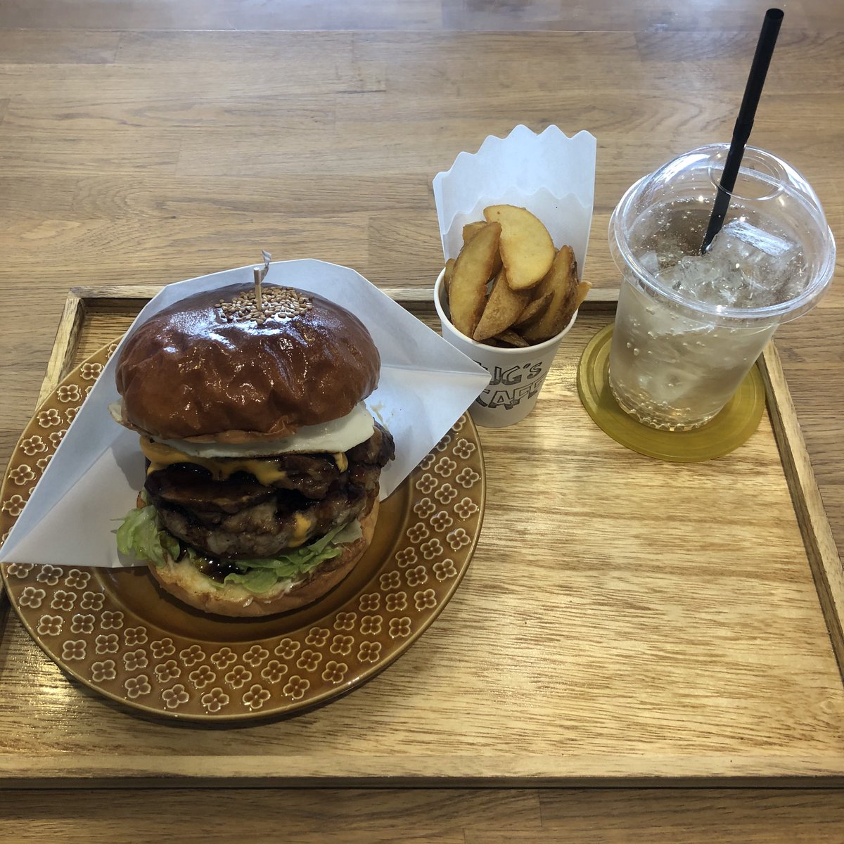SUNDAYSHOW6's tweet photo. 今日の昼食は好きなお店のハンバーガー。
1月のマンスリーは餅入りお正月バーガー。

コロナ対策が完璧なお店では安心できます。

#香川県 
#高松市
#ハンバーガー
#hamburger
#テイクアウト
#takeout
#昼食
#lunch
#ジンジャーエール
#飯テロ https://t.co/8WRwgpnR3V