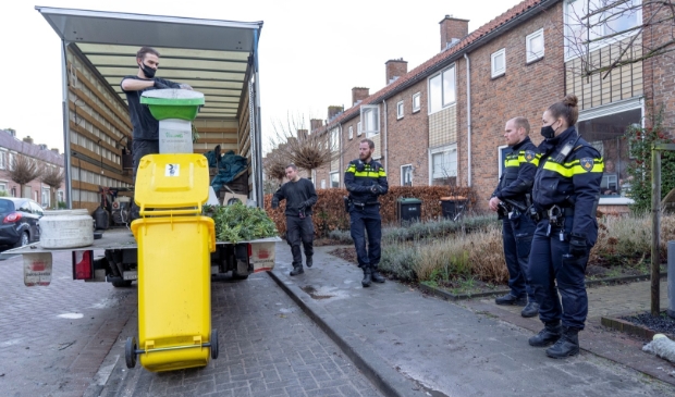 Politie ontdekt hennepkwekerij in Papaverstraat in Alblasserdam - ..