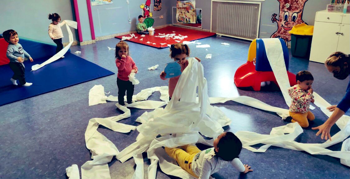 SPAHAURE's tweet photo. Testura berriak esperimentatzen.
Paperaren festa. Experimentando nuevas texturas. 
La fiesta del papel. #papelytinta #0urte #urte1 @haurreskolaSPA @sanpedrobilbao https://t.co/Trxxu4dsJp