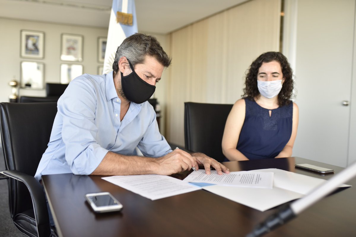 El ministro Matías Lammens firmó un convenio con 
<a href="/AAETAV/">AAETAV</a>  para capacitar a operadores y prestadores de servicios turísticos sobre gestión de riesgos en #ÁreasNaturales y Socorrismo en Ambientes Rurales, Naturales y Agrestes #WFR.

👉 bit.ly/lammens-aaetav

#HechosNoPalabras