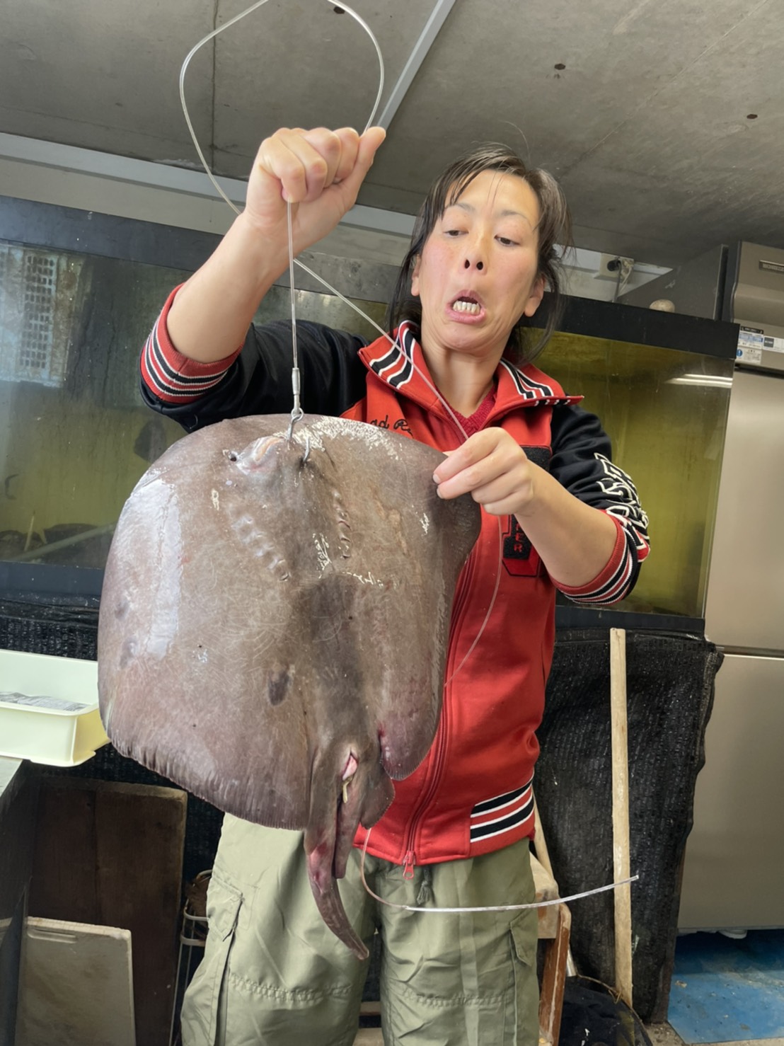 漁師まるちん イズヒメエイ 食べるの巻ぃ 龍田揚げはふにゃふにゃしちゃってダメだな 煮付けはまぁまぁだけど 一緒に炊いた 大根がめちゃくちゃ旨い 他人を良するキャラだな 細かい軟骨は ポリポリおいちい エイ 漁師めし ごはん 魚 魚