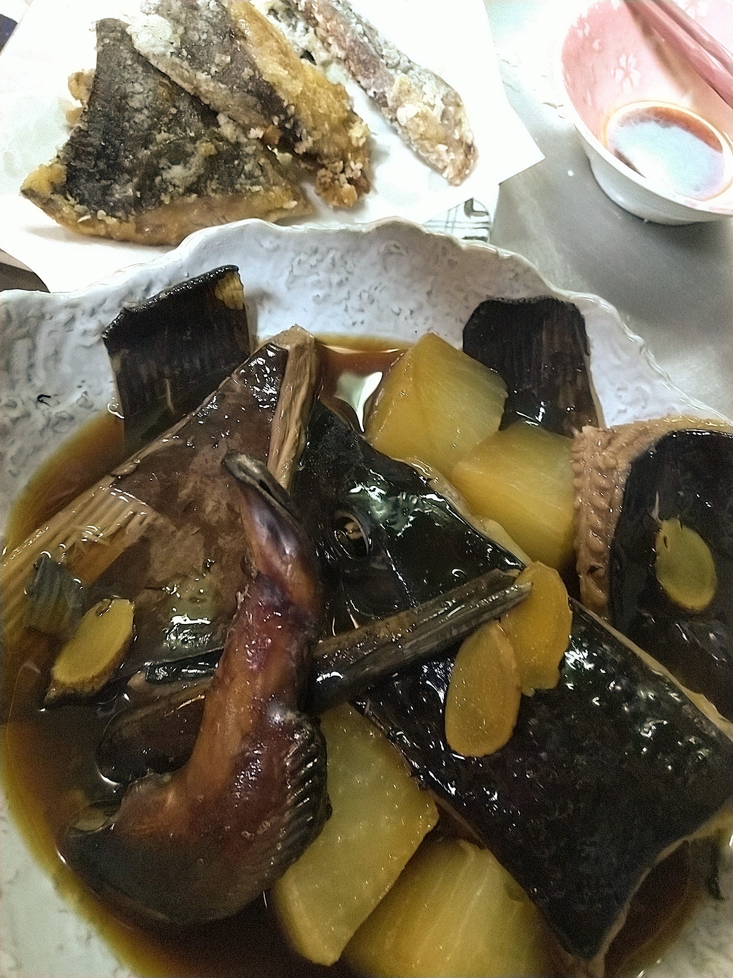 漁師まるちん イズヒメエイ 食べるの巻ぃ 龍田揚げはふにゃふにゃしちゃってダメだな 煮付けはまぁまぁだけど 一緒に炊いた 大根がめちゃくちゃ旨い 他人を良するキャラだな 細かい軟骨は ポリポリおいちい エイ 漁師めし ごはん 魚 魚