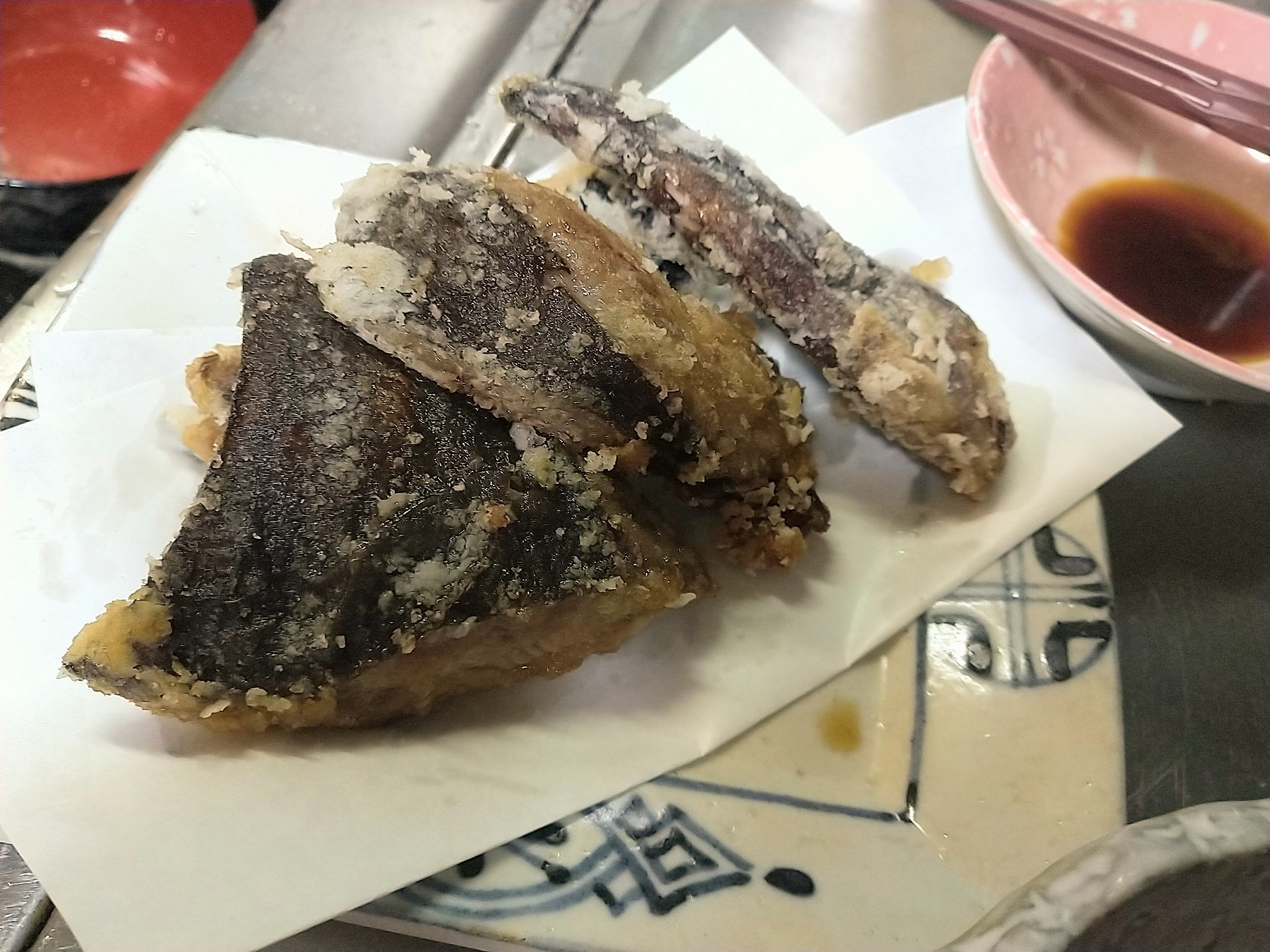 漁師まるちん イズヒメエイ 食べるの巻ぃ 龍田揚げはふにゃふにゃしちゃってダメだな 煮付けはまぁまぁだけど 一緒に炊いた 大根がめちゃくちゃ旨い 他人を良するキャラだな 細かい軟骨は ポリポリおいちい エイ 漁師めし ごはん 魚 魚