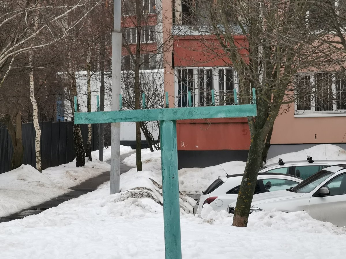 ATroublShooter's tweet image. Придумайте #лайфхак или #траблшутинг для эффективного использования этих фиговин во всех моск дворах. Приличное место между ними. Сталь хорошая. А белье никто не вешает. @MosSobyanin оценит данный #бизнесхакинг