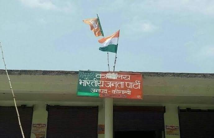 rajanbhamba's tweet photo. #GodiMediaStopMisleading
Tricolour flag is above for the farmers
Then any other
But बीजेपी loves it's political flag https://t.co/0wLZeRnuqh
