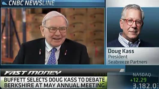 14/ Warren Buffett invited hedge fund trader Doug Kass to participate in a Berkshire Hathaway annual meeting. Kass is a critic of Buffett and his investment style and is actually betting against Berkshire Hathaway stock by shorting it.