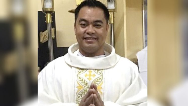 acs_italia's tweet photo. Sacerdote cattolico assassinato nelle #Filippine. Il corpo del 42enne Don Rene Regalado è stato rinvenuto nei pressi del monastero carmelitano di Malaybalay due giorni fa. ACS prega per questo ministro di Dio e auspica che l'assassino, ancora ignoto, sia assicurato alla giustizia https://t.co/6WrraS1kLT
