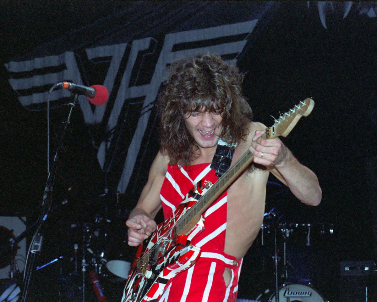 Eddie Van Halen would have been his 66th birthday today  😢

#RIPEddieVanHalen 

📷 Paul Natkin.
📷 Larry Marano.
