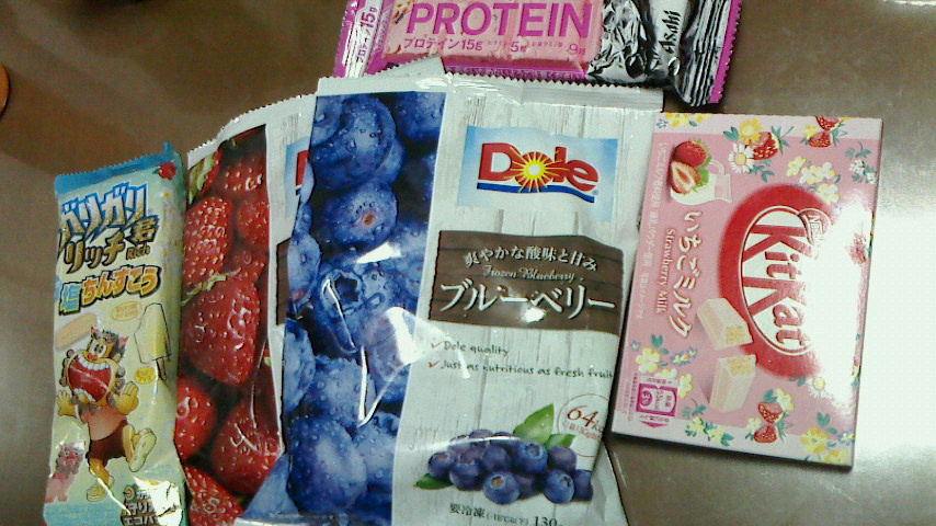 joyjoyg3923's tweet photo. 左のはガリガリ君リッチのちんすこう味。
母が食べて、少し塩味が効いて美味しかった
と。

あと食べたかったイチゴ🍓とブルベリ🫐
フォロワーさんのツイで見た🍓のチョコ💞 https://t.co/uuQoH6J8VH