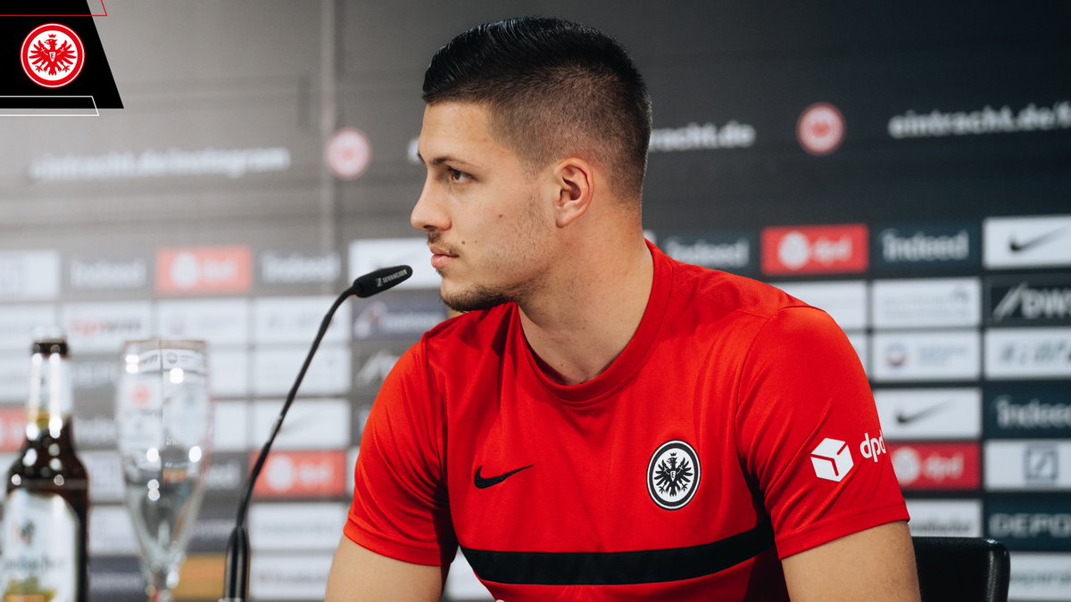 Eintracht's tweet photo. 🎙️ #Jovic:
„Es war ein Vorteil, mit den besten Spielern auf ihrer jeweiligen Position zu trainieren. Dadurch bin ich erfahrener und habe Fortschritte gemacht. Ich habe in dieser Zeit viel dazugelernt, auch wenn ich nicht viel zum Einsatz gekommen bin.“
––––––
#SGE #JovicIsBack https://t.co/Id1XeaRWBm