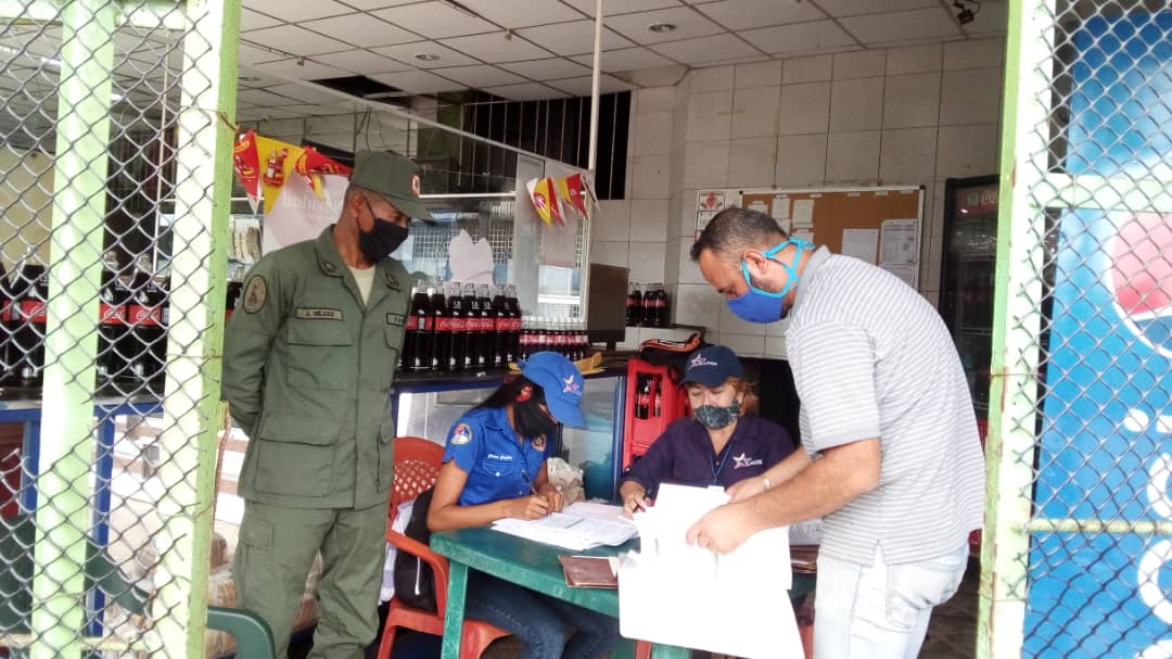 sundde_ve's tweet photo. #Monagas | Fiscales de la @sundde_ve respondiendo a instrucciones emanadas de la Superintendenta Eneida Laya Lugo, se despliegan para garantizar el cumplimiento de la LOPJ en locales comerciales. En el marco del Plan 101. 

#26Ene

#SunddeJustosSomosMás https://t.co/UIg9dJI6ui