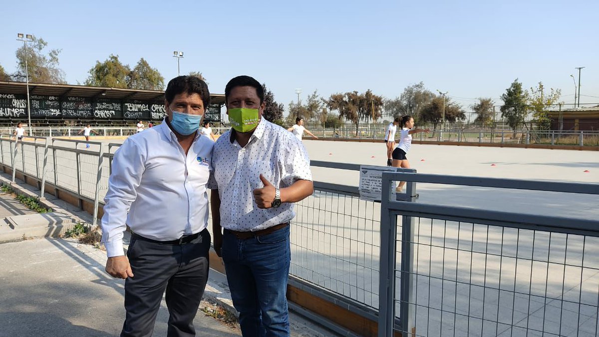 manuelzunigaok's tweet photo. Hoy visitamos al Club de patinaje Arcoíris, quienes entrenan en nuestro estadio municipal Lo Blanco, en la nueva cancha que construimos en la gestión del alcalde Sadi Melo. Esta iniciativa también la promoví desde el Concejo Municipal. https://t.co/urKV3SOnIv