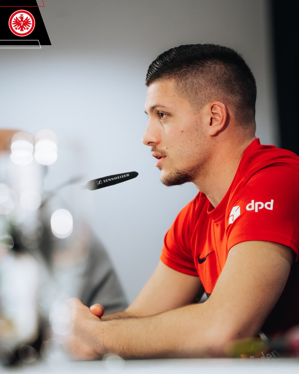 Eintracht's tweet photo. 🎙️ #Jovic:
„#Zidane und #Hütter sind beide phänomenal, auch menschlich. Mit Adi fällt die Kommunikation leichter, weil wir auf Englisch sprechen können, Spanisch liegt mir weniger.“
––––––
#SGE #JovicIsBack https://t.co/dx1V2JcpTK