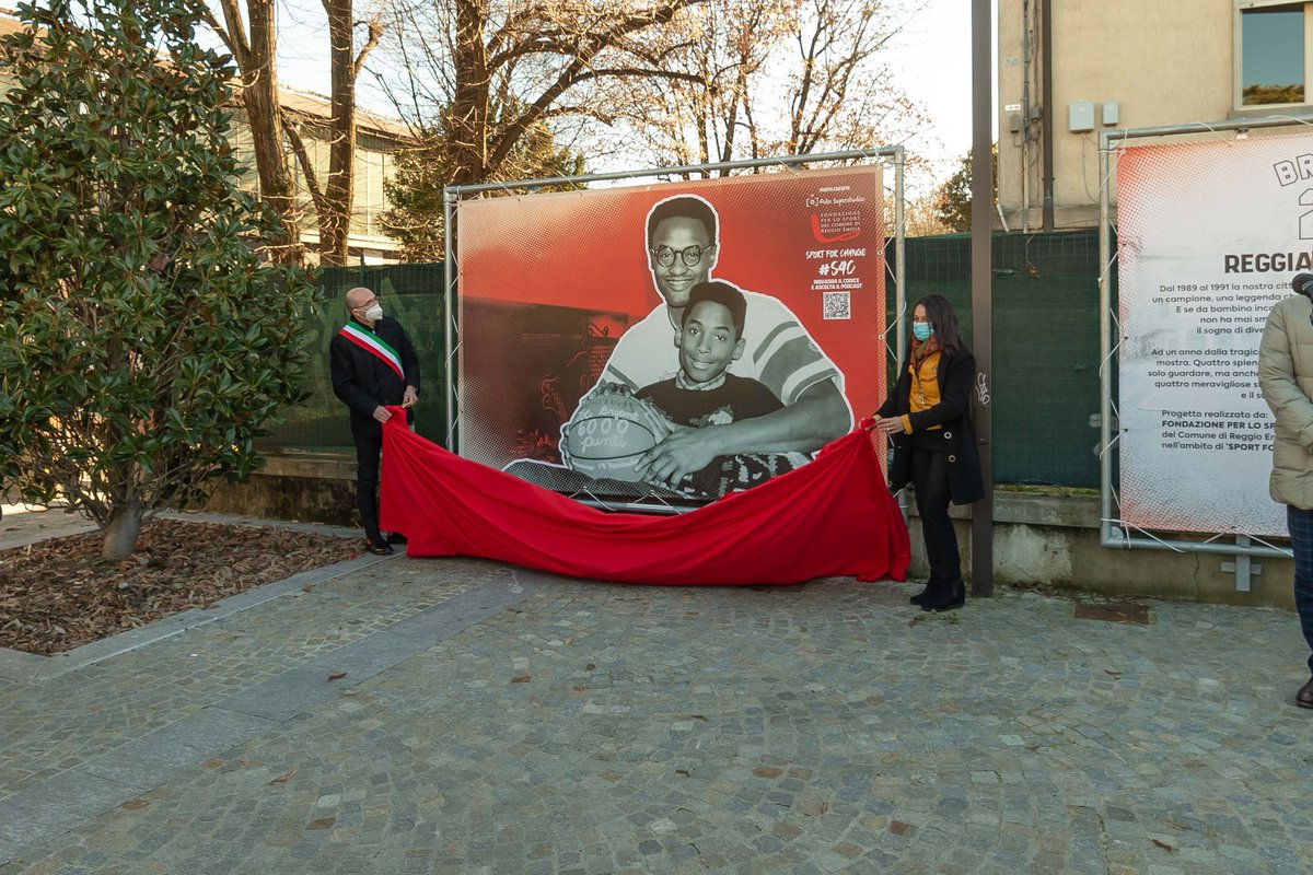 parallelecinico's tweet photo. A Reggio Emilia è stata inaugurata una mostra dedicata a Kobe, da guardare e da ascoltare: ogni foto contiene una di Kobe ascoltabile tramite qr-code dal vivo, e da casa su questo sito: https://t.co/IB7mKWQWsI
Le voci dei podcast sono di Gazzoli, Max Collini e 2 ex coach di Kobe. https://t.co/IoH94tAtyf