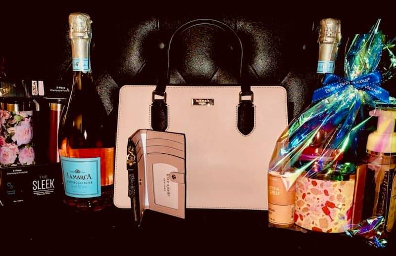 We're giving away a Kate Spade bag for Valentine's Day! Enter to win here: standrewhsa.corecommerce.com/Fundraiser/Fun…