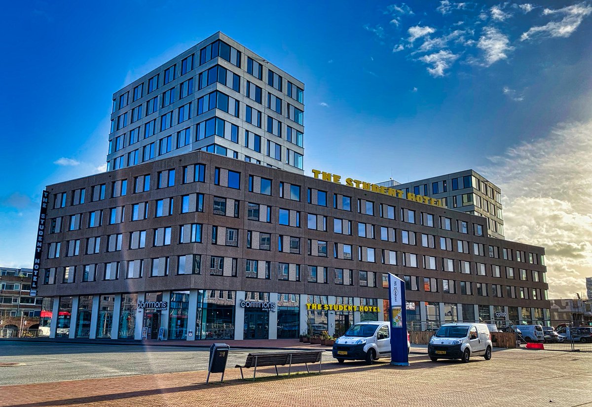 TOPdelft's tweet image. Binnenkijken in @TheStudentHotel #Delft? wo-avond 20h organiseren we ism #DelftDesign een volledig coronaproof online excursie en praten we oa over hoe duurzaam het gebouw is. Plus een voorproefje van andere Delftse collectieve woonvormen. Aanmelden: t.ly/KF2v