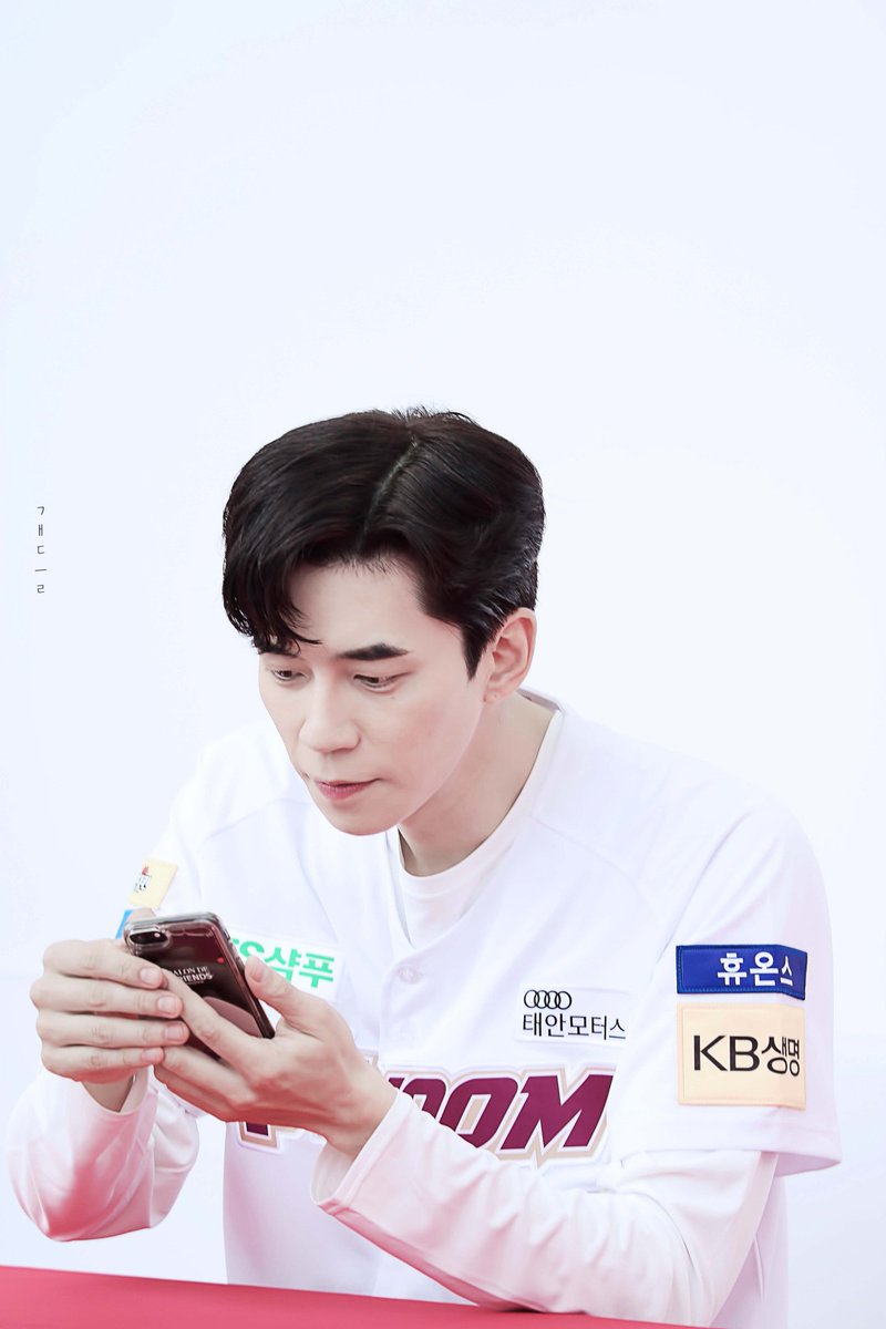 r_suspenderS2's tweet photo. 싸인회날 성룍진짜조아 https://t.co/zaekwBzhGr