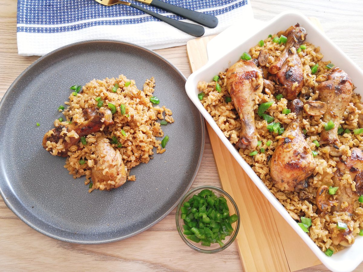 chefnami's tweet photo. One Pot Chicken and Brown Rice Bake...

Super easy to make literally just throw in the oven and go about your day...

Added Green Pepper for a fresh crunchy taste...
#KitchenPoetry
#ChefNami
#QuickMeals https://t.co/IaulmDRw78