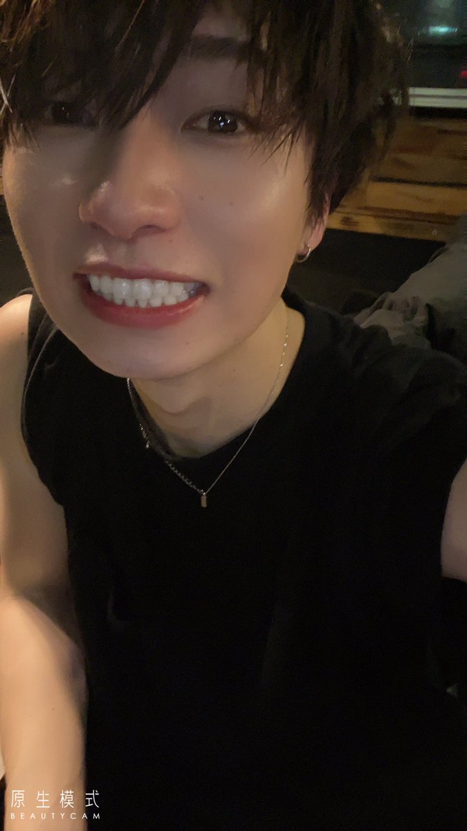 Taiga G E E K こんばんわ 今日は北の男子ライブに来てくれてありがとうございました 今日はずっと髪型 を前髪あげるから下げるか迷って 結局いっぱい前髪を分けてみたよ けど ライブに出るとすぐに前髪が割れるとゆう悲しい現実 悲しみに