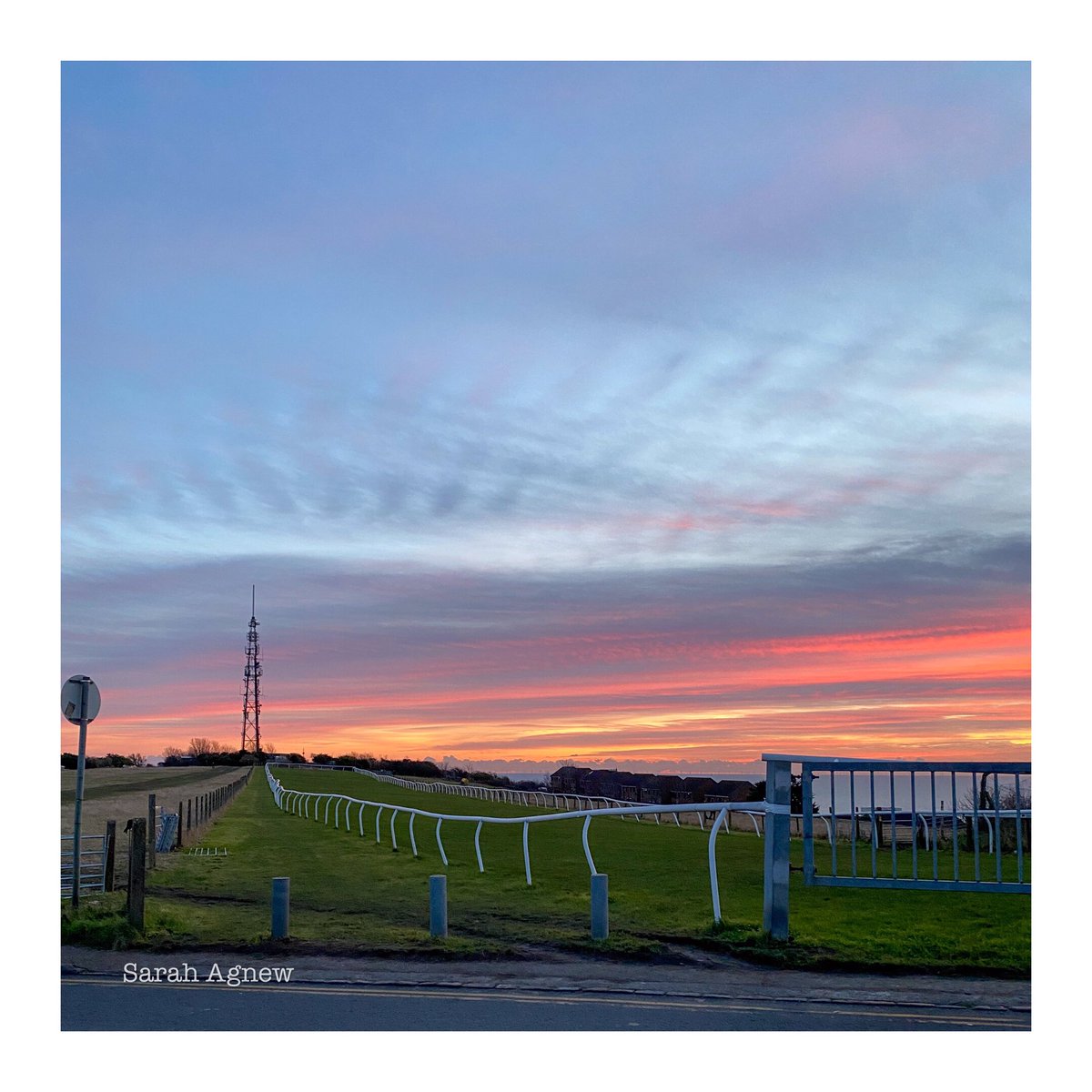 IrishAggers's tweet photo. Couldn’t work out which one was best so I’ve shared the lot. Last night’s glorious sunset over the racecourse at the top of Brighton. So nice. Sluddgy mud on the way home though, no good for the Adidas.
#januarysunset #brightonsunset #brightonracecourse https://t.co/wJtyl7uS9m