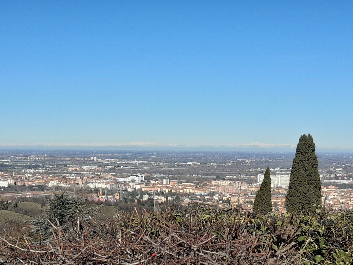 1/ Since it's one of those, unfortunately too rare, days when one can see distinctly the snow-capped Alps from Bologna's hills, I will bring you in a virtual walk to show why, again, voluntary planning choices matters.This time, in a bit more postcard-y trip