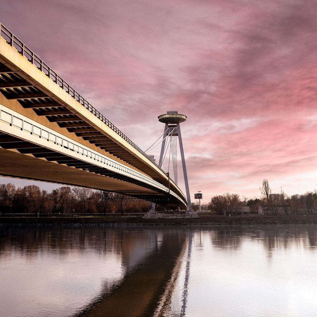 Did you know that the UFO Bridge in Bratislava is part of the #WorldFederationOfGreatTowers albeit being the shortest of all the structures?⁠ ❤️