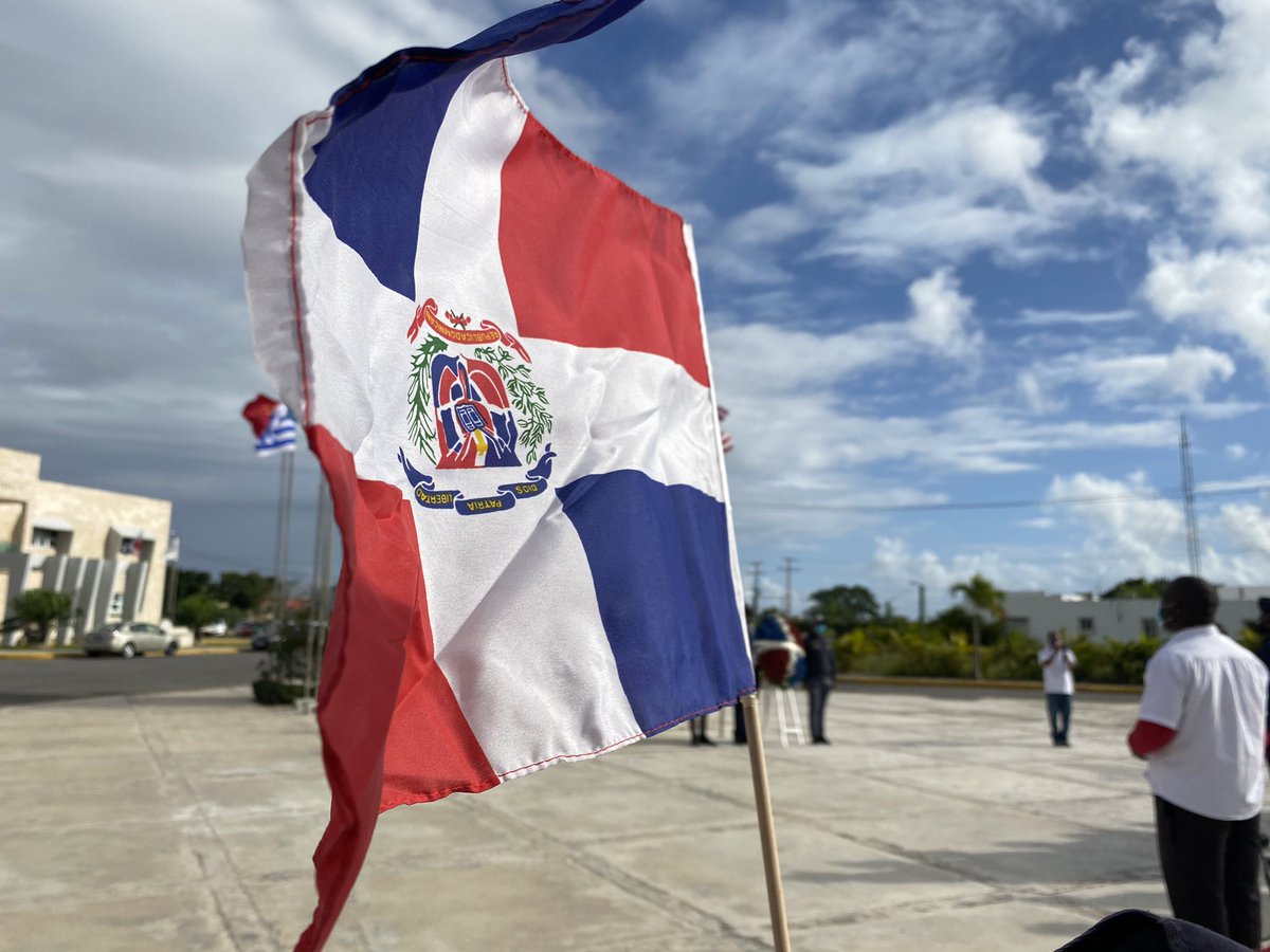 BVPC_Oficial's tweet photo. Con motivo del aniversario del natalicio de Juan Pablo Duarte, #BomberosVPuntaCana participó en la entrega de ofrenda floral ante el busto del Patricio que realizó @AyuntamientoVPC y su alcalde Ramón Ramírez Manolito (@RamirezManolito).

¡Viva la República Dominicana! 🇩🇴 https://t.co/Fx0DzgKe5b