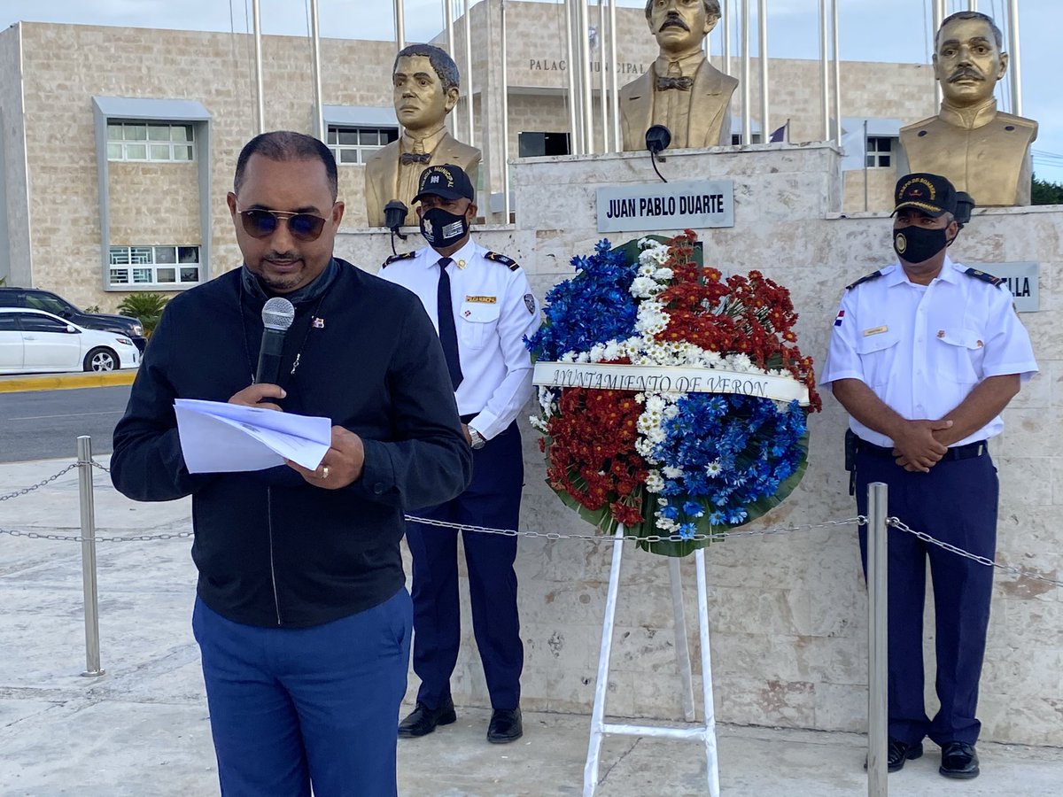 BVPC_Oficial's tweet photo. Con motivo del aniversario del natalicio de Juan Pablo Duarte, #BomberosVPuntaCana participó en la entrega de ofrenda floral ante el busto del Patricio que realizó @AyuntamientoVPC y su alcalde Ramón Ramírez Manolito (@RamirezManolito).

¡Viva la República Dominicana! 🇩🇴 https://t.co/Fx0DzgKe5b