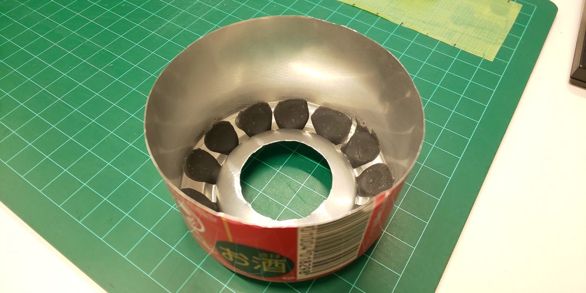 研究室自炊生活 自作アルコールストーブ 自作第2弾 トルネード炎がかっこいいってことで もっと小さい穴をもっと浅い角度で空けてみた あらかじめ開けた穴をコジって水平に開け直せるように準備 固まるのを待ちきれないのはあいかわらず ちなみにビールの缶
