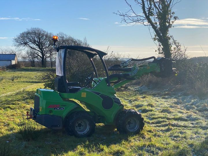 JasPWilson's tweet photo. Great images from Gordon Stead of Excot Concrete Pumping. He's running a #JAK 250 #TreeShear on his #Avant 635 loader, a great allrounder and ideal for low-impact travel along the hedge line. Gordon kindly supplied these images &amp; said "Cutting hedges with the shear 👍 Spot on 👍" https://t.co/D3hBb5P59E