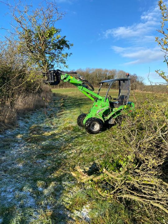 Great images from Gordon Stead of Excot Concrete Pumping. He's running a #JAK 250 #TreeShear on his #Avant 635 loader, a great allrounder and ideal for low-impact travel along the hedge line. Gordon kindly supplied these images &amp; said "Cutting hedges with the shear 👍 Spot on 👍"