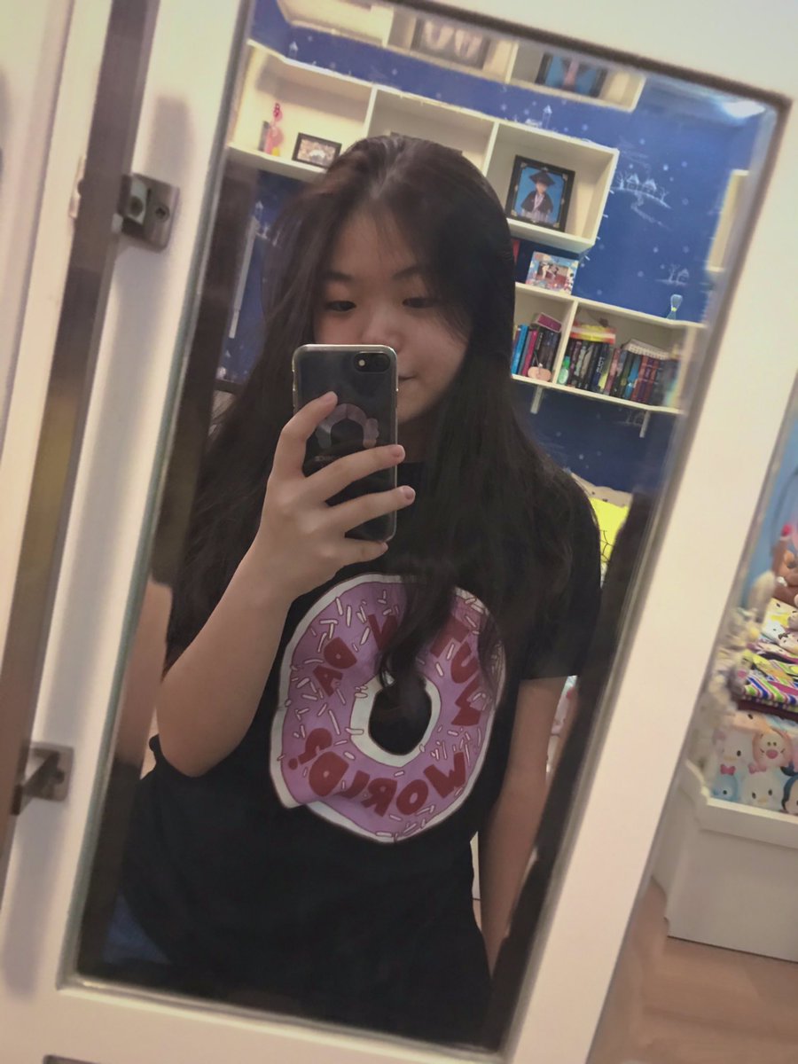 wassabifpx's tweet photo. i can’t i love this merch too much 🥰 @MerrellTwins @veronicamerrell @VanessaMerrell #MTTuesdayselfie https://t.co/OEcbdfmtB9
