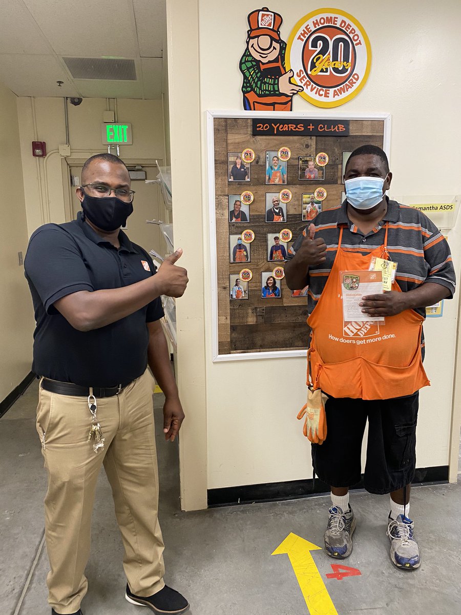 Samantha_6376's tweet photo. #hd6376 Neil in deliveries getting a homer badge from SM Steve for excellent customer service. Customer sent in an email praising his service! Way to go Neil! 🥇#excellentcustomerservice #homerbadge @steven_magloire @KarissaKelly18 @0221_Tony https://t.co/aQaRwtDuHD