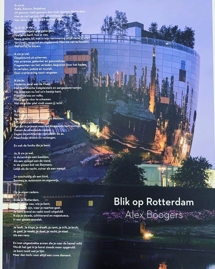 Wanneer de boekhandels de deuren weer mogen openen kunt u deze poster bij Donner Boekhandel in het echt bewonderen. Het gedicht Blik op Rotterdam werd in De Vooravond voor het eerst voorgelezen. Nu als iets van tegenwicht voor de lelijkheid. #woordentegendaden #avondklokrellen