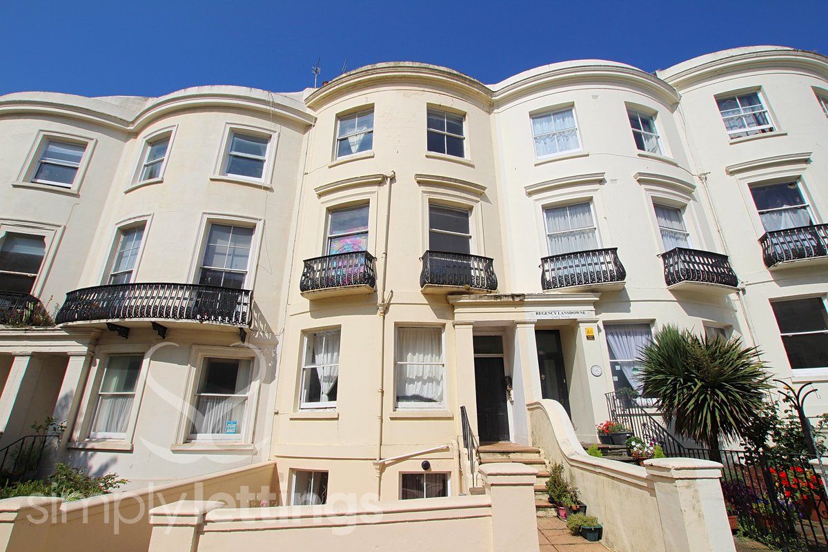 simplylett's tweet photo. #ToLet A superb value self contained studio #Flat located off #Hove Seafront - £575PCM! VIDEO TOUR: https://t.co/AFrNj7U8PG PROPERTY DETAILS: https://t.co/kVPTqqz1cb Call 01273 729 000 to view! #Lettings #Property #SimplyLettings #Brighton https://t.co/t38lmQBgMO