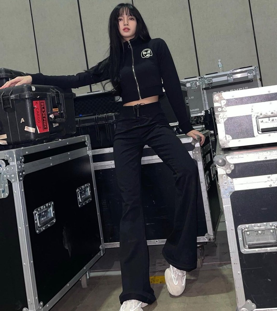 RosJenLisJisooo's tweet photo. She's gonna be a Victoria's Secret Supermodel https://t.co/X6B5jNAjbD