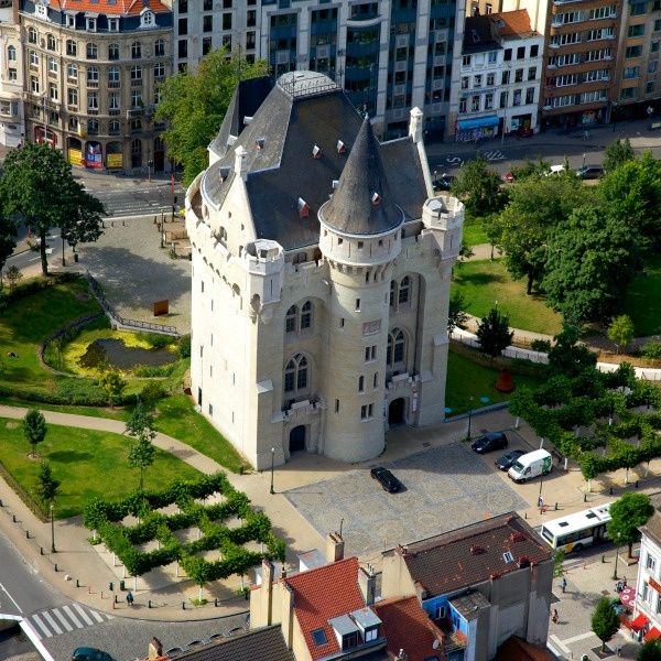 dimitristrobbe's tweet photo. 😍 OMG, from now on @AgeOfEmpires integrates two buildings, (maybe) inspired by our Brussels architecture: Porte de Hal and the Brussels city town hall! 
🗡 The game now includes the "Goedendag" weapon for the Flemish Militia, also😍 #AOE2DE https://t.co/zBjKcdCbqr