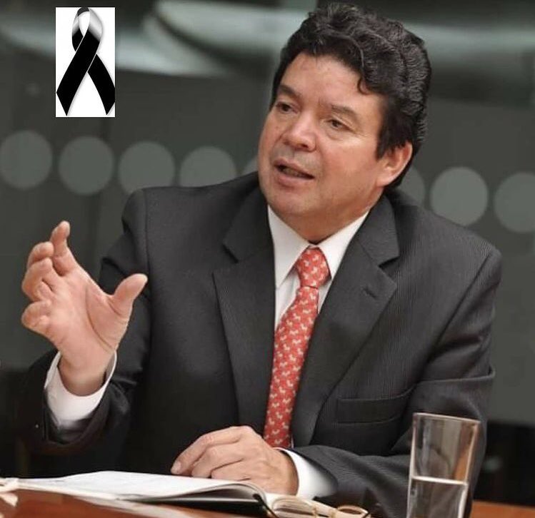 ¡Colombia esta de luto! Lamentamos la partida de dos grandes líderes del país, <a href="/CarlosHolmesTru/">Fundación Carlos Holmes Trujillo</a> y Julio Roberto Gómez, Presidente de la CGT, Dios los acoja en su santo reino, enviamos un abrazo de solidaridad a sus familiares, ¡paz en su tumba!
