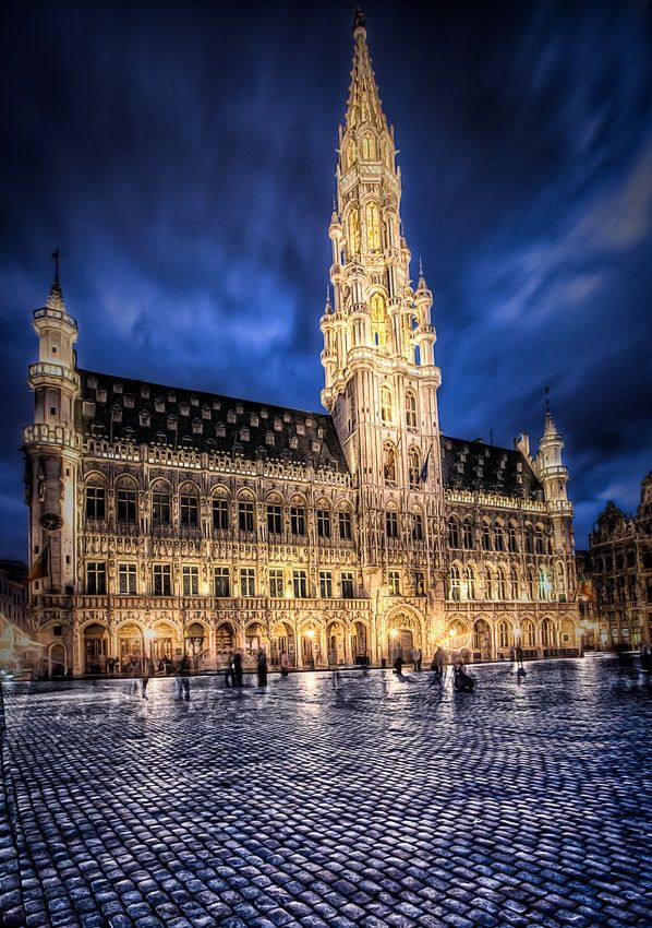 dimitristrobbe's tweet photo. 😍 OMG, from now on @AgeOfEmpires integrates two buildings, (maybe) inspired by our Brussels architecture: Porte de Hal and the Brussels city town hall! 
🗡 The game now includes the "Goedendag" weapon for the Flemish Militia, also😍 #AOE2DE https://t.co/zBjKcdCbqr