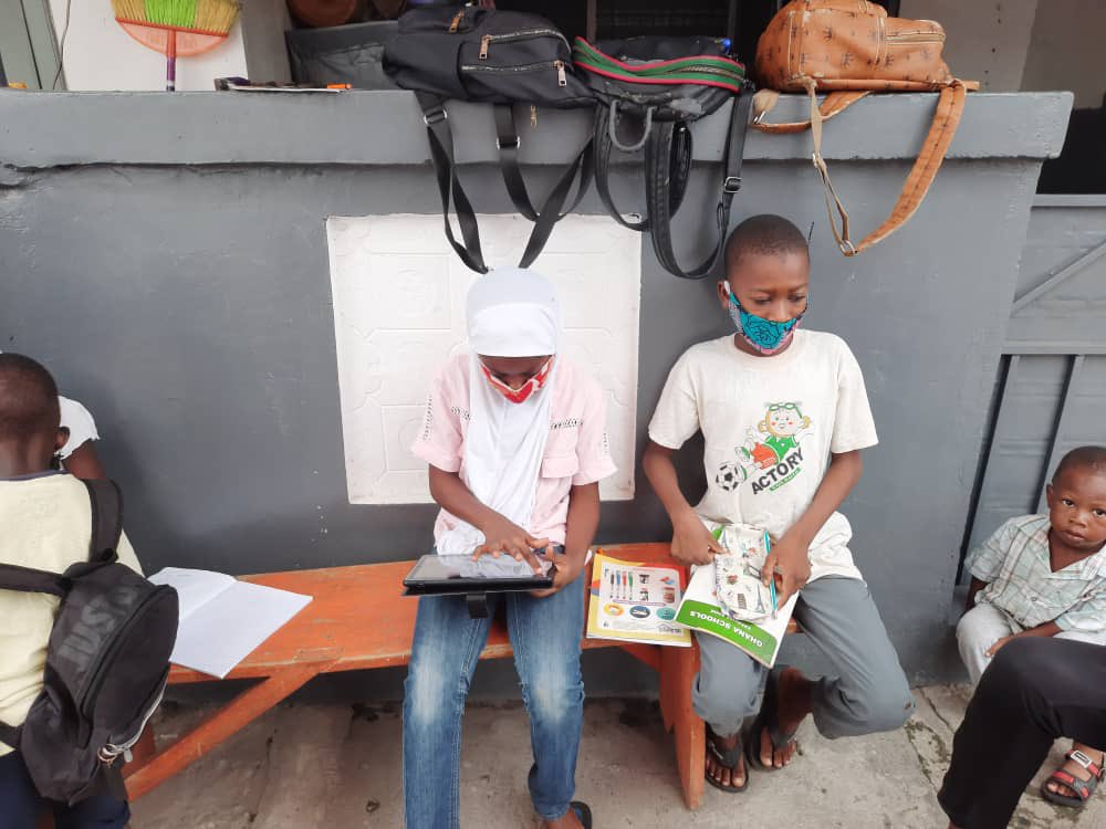 UnitedWayGhana's tweet photo. A kitkit school learning app was piloted during the home literacy project with @Newmont_Ghana for 200 pupils in Ayawaso. In kitkit school, children learn foundational literacy skills through access to high quality learning games,creative tools,videos etc. Thank you @kitkitschool. https://t.co/RYzQ5GLnSa