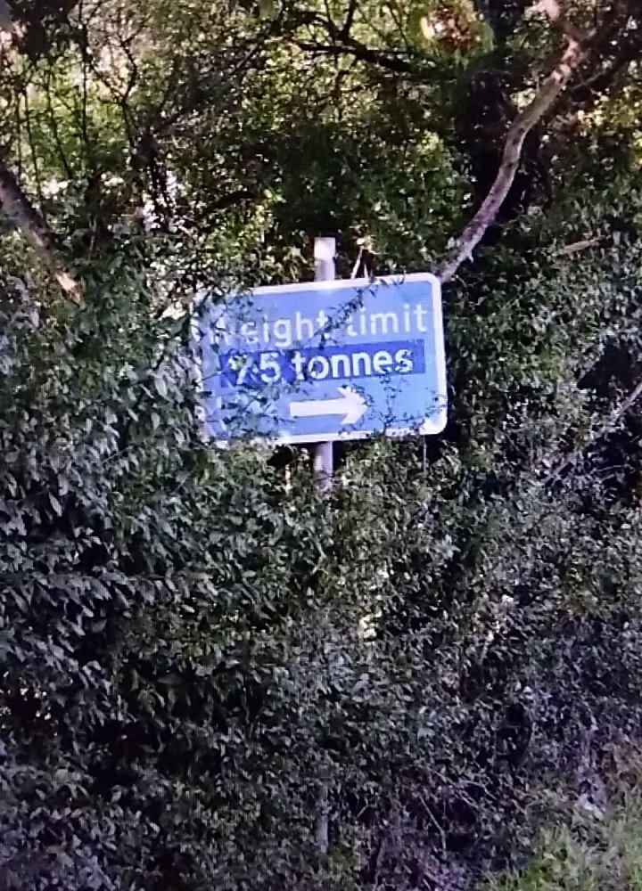 le_mande's tweet photo. @codek1 Brickendon Lane is not meant to be accessible to vehicles over 7.5 tonnes - possibly due to the Bayford Brook tunnel? @Herts_Highways

#lemande https://t.co/fKsUHHe3PB