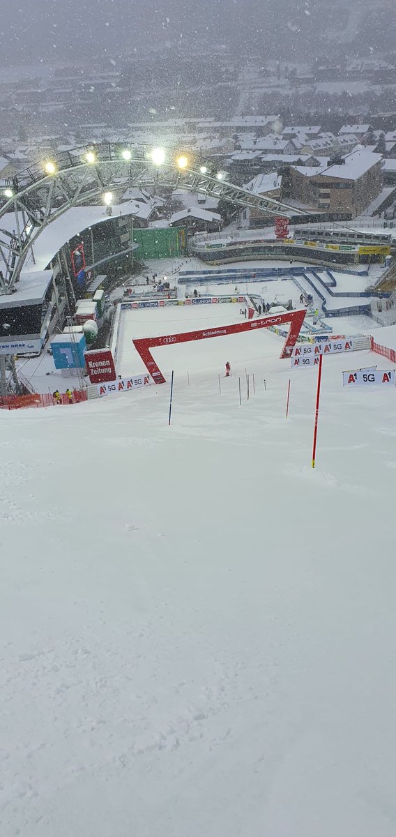 AramisDozio's tweet photo. Anche l anfiteatro di Schladming sarà pressoché deserto, ma i campioni veri dello slalom dimenticano tutto quando scendono dalla Planai!! #rsiladue NON MACATE!!Alle 17 e 45 la prima manche! Alle 20 e 45 la seconda! #rsisport https://t.co/KqMam0sc6g