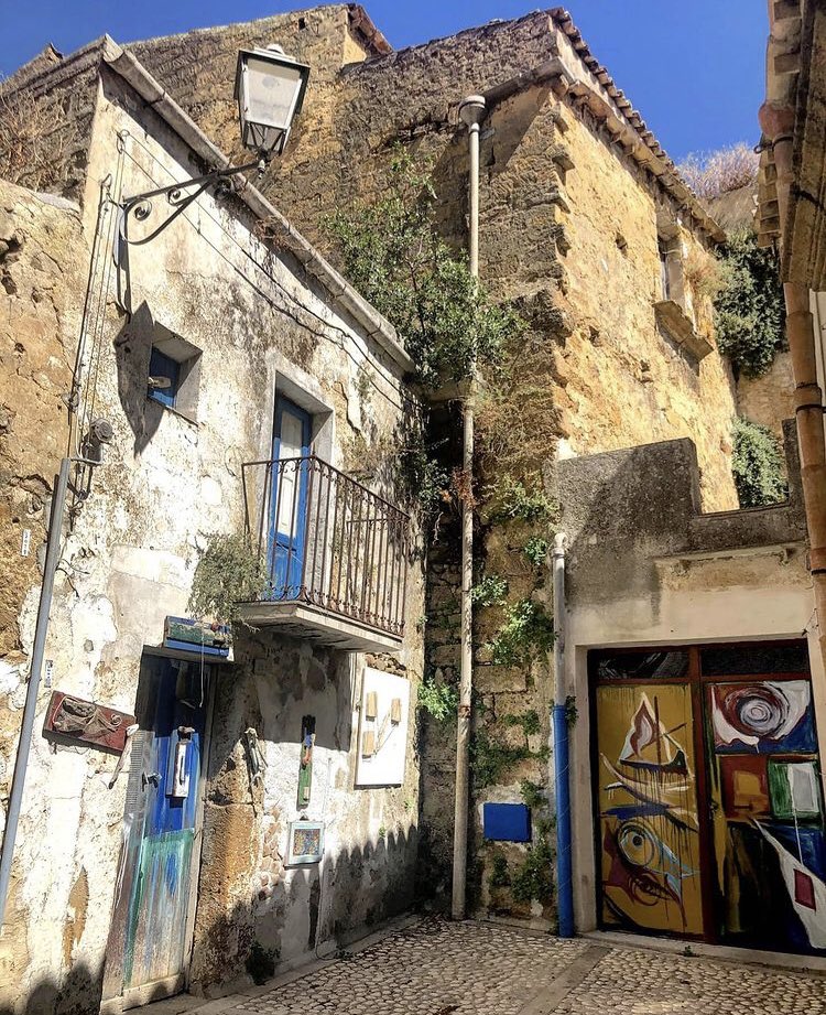 Uno dei borghi di #Sicilia ricco di fascino, tradizioni e storia.  

#SambucadiSicilia #Agrigento #visitsicilyinfo #villages #italy #sicily 

📸 Siculamuri