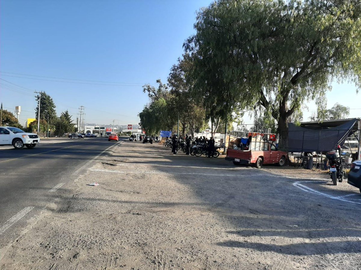 laredcincoradio's tweet photo. Realizan operativo de policía y tránsito municipal de Texmelucan para evitar la instalación de comerciantes informales en el centro de la ciudad. Las acciones se extienden a la zona del tianguis de autos. Hasta el momento no se registra la presencia de comerciantes. https://t.co/jty2wN16ku
