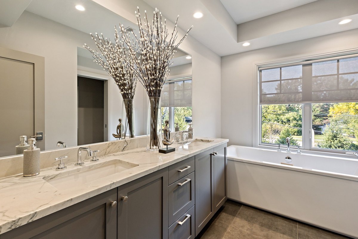 JPCHomebuilder's tweet photo. How gorgeous is this bathroom? We love the sophisticated look of the large tub, the beautiful cabinetry, and the spacious countertop with his and hers sinks.
#BathroomDesign #CustomBath #BathtubGoals #BathroomInspo #HisAndHers #Cabintery #CustomHome
https://t.co/yQLPW2ZNhF https://t.co/EW622XNpaW